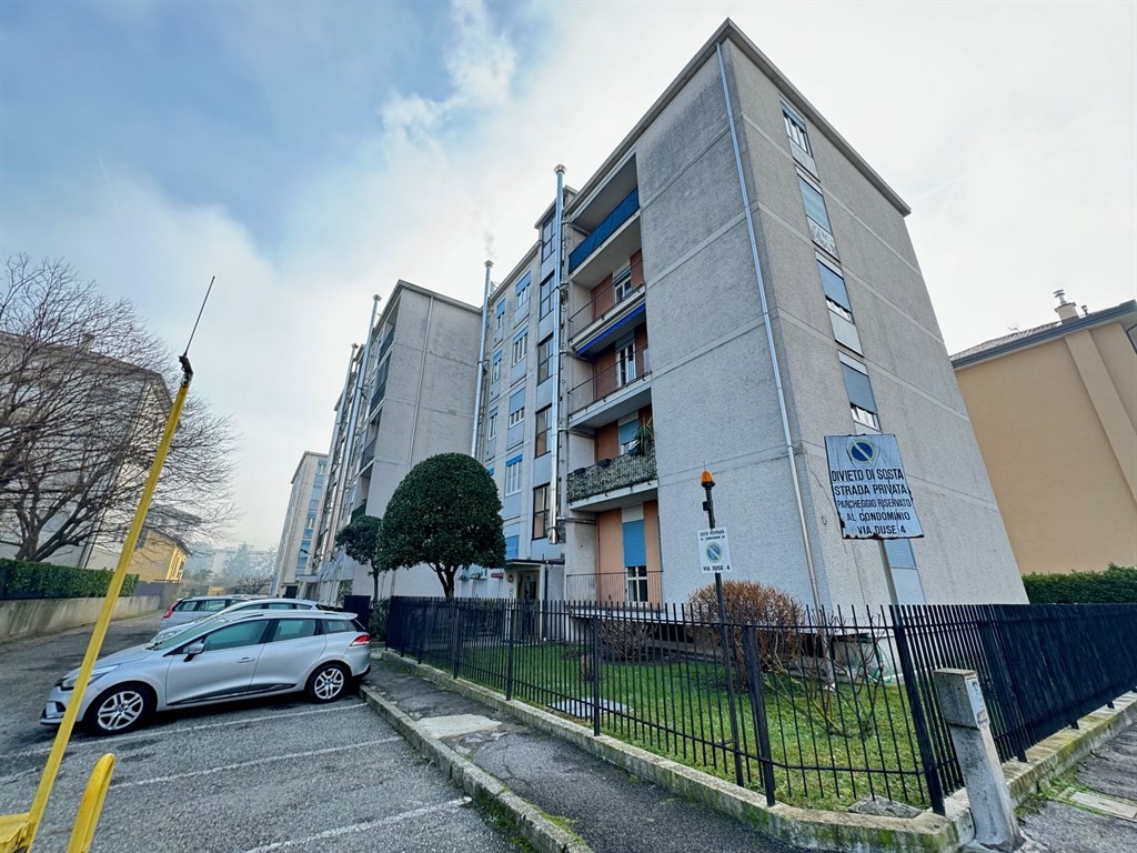 Monza - VENDESI luminoso appartamento tre locali e servizi