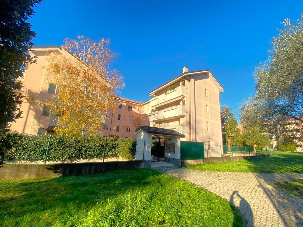 Vedano al Lambro- Monza ospedale  - VENDESI appartamento 3 locali doppi servizi con box