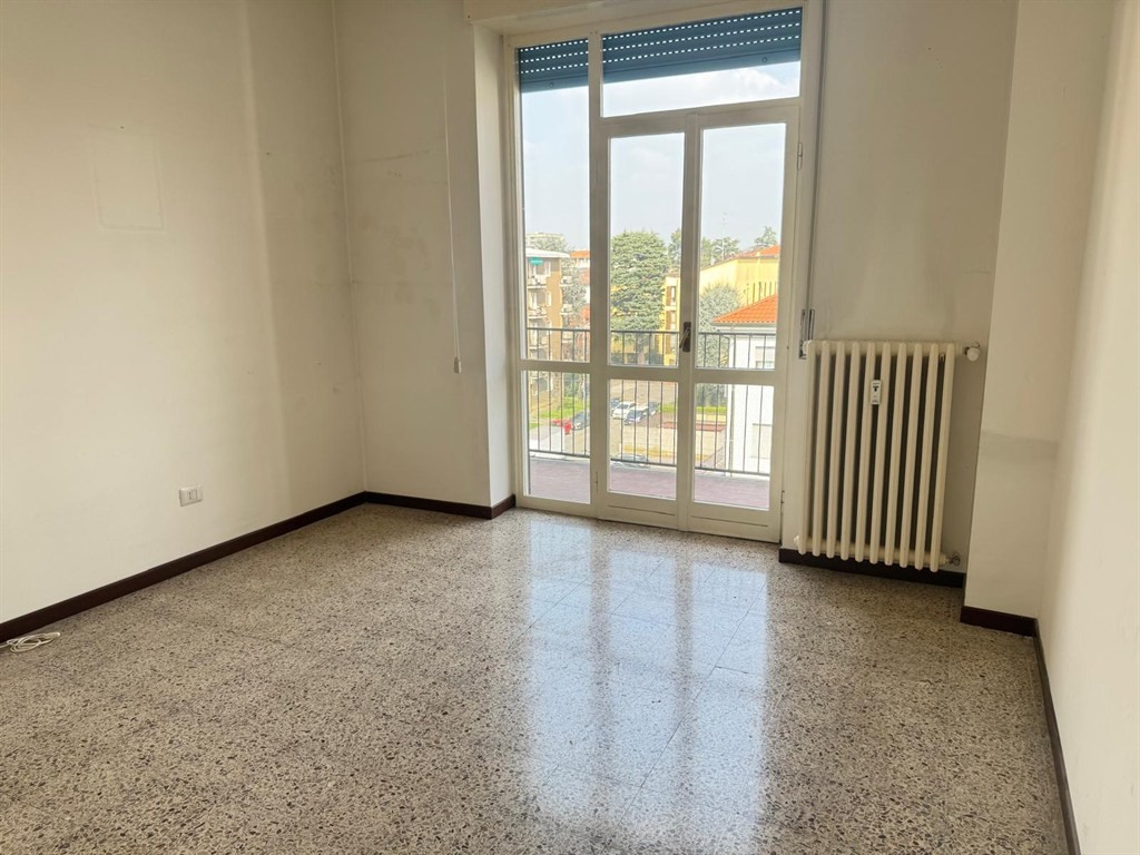 Monza - VENDESI luminoso appartamento tre locali e servizi