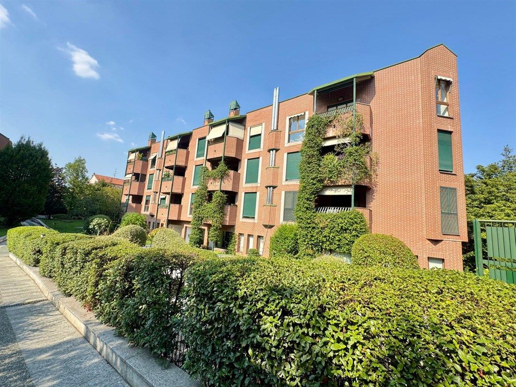 MONZA in zona residenziale AFFITTASI ULTIMO PIANO  APPARTAMENTO CON TERRAZZO