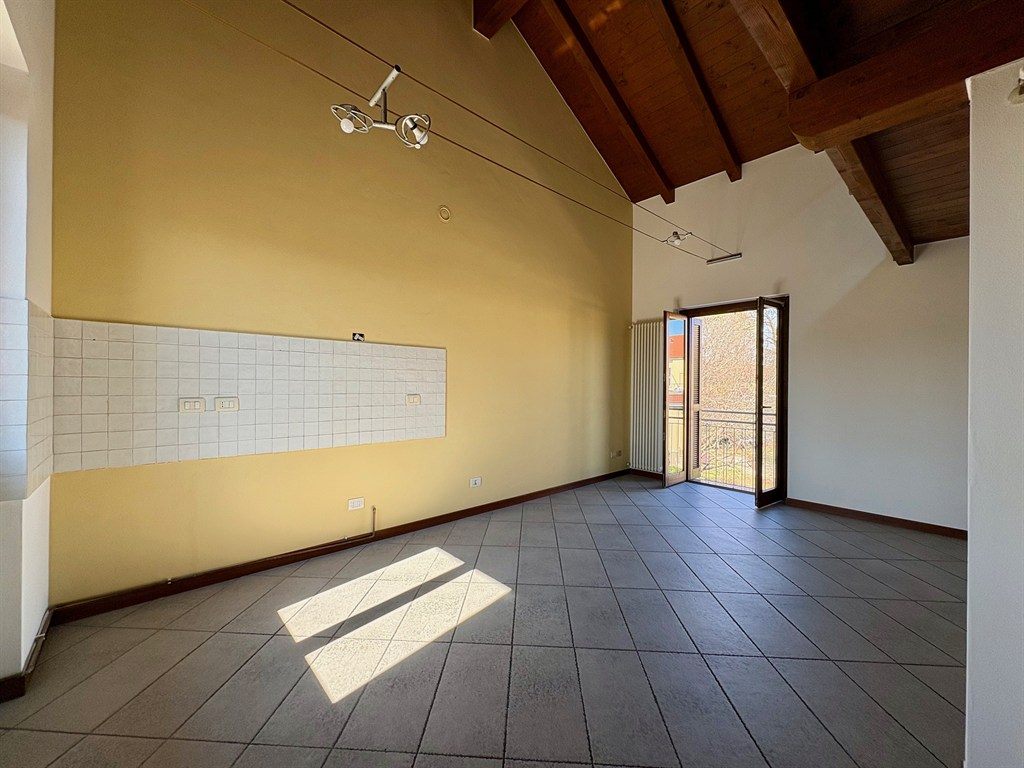 MONOLOCALE AMPIO NON ARREDATO con ingresso indipendente