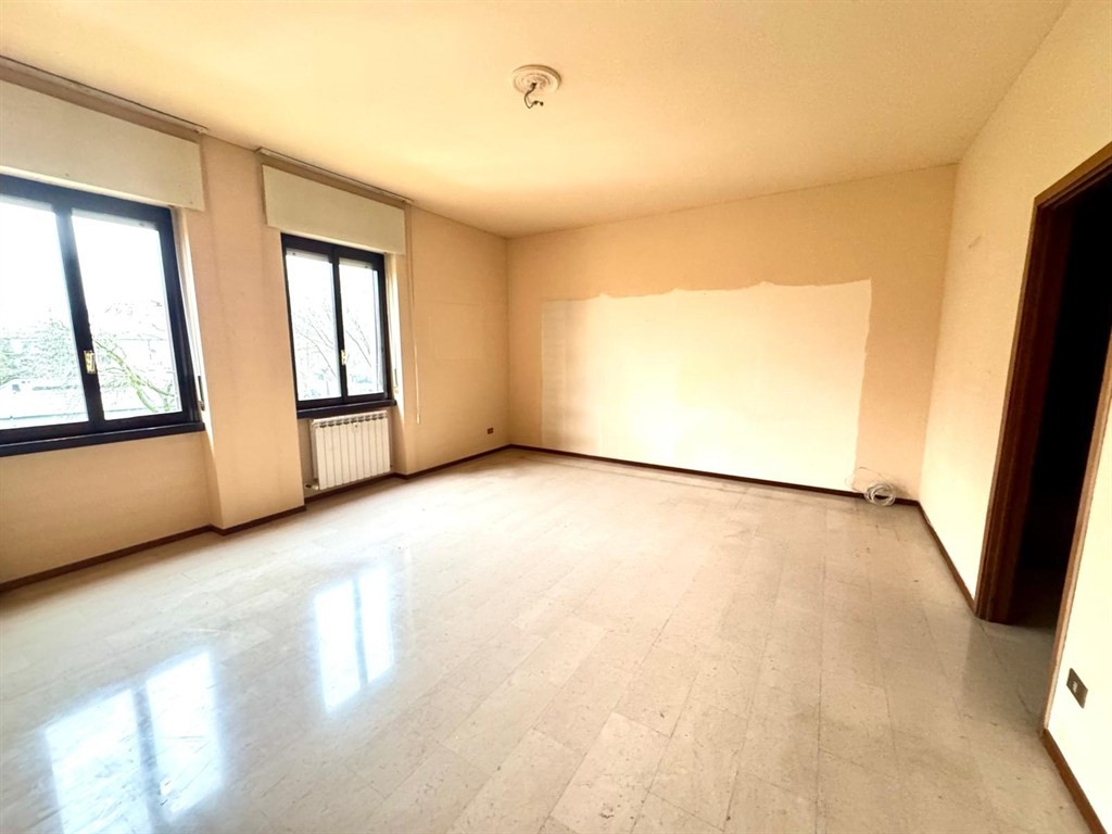 Monza  - VENDESI appartamento luminoso con doppi servizi