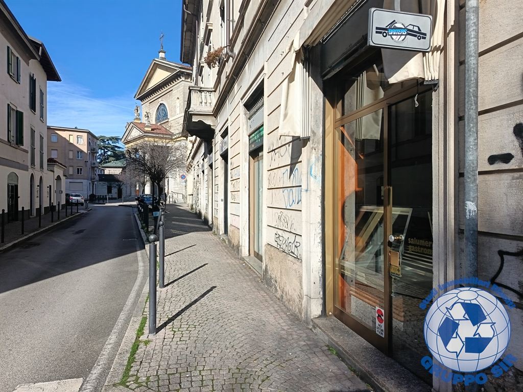 negozio angolare tre vetrine